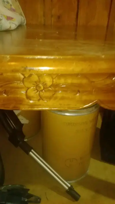 Mesa de madera tallada estilo clásico normando - miniatura 1
