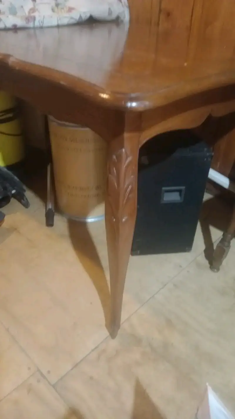 Mesa de madera tallada estilo clásico normando - 3