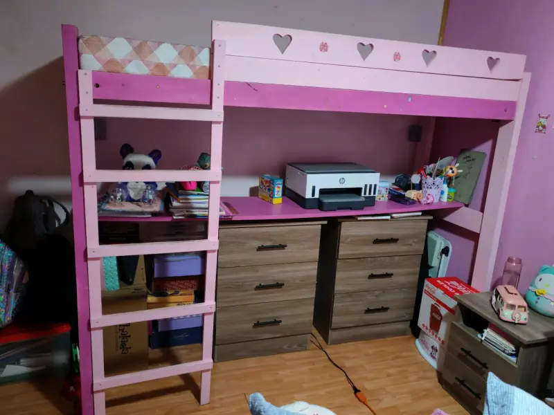 Cama infantil rosada con escritorio +colchon - 1