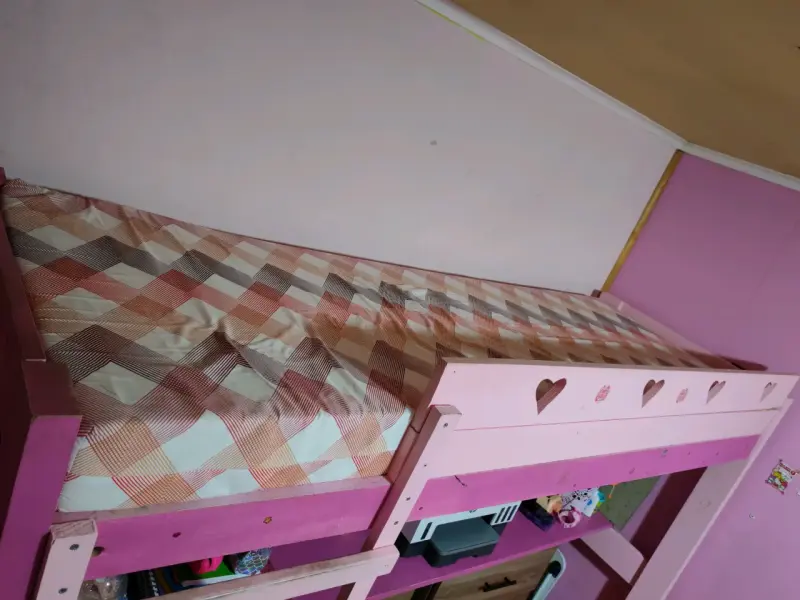 Cama infantil rosada con escritorio +colchon - 2