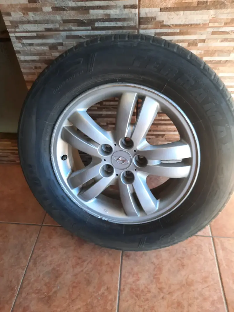 Llanta de aleación con neumático 225/60R16 Hyundai - 1