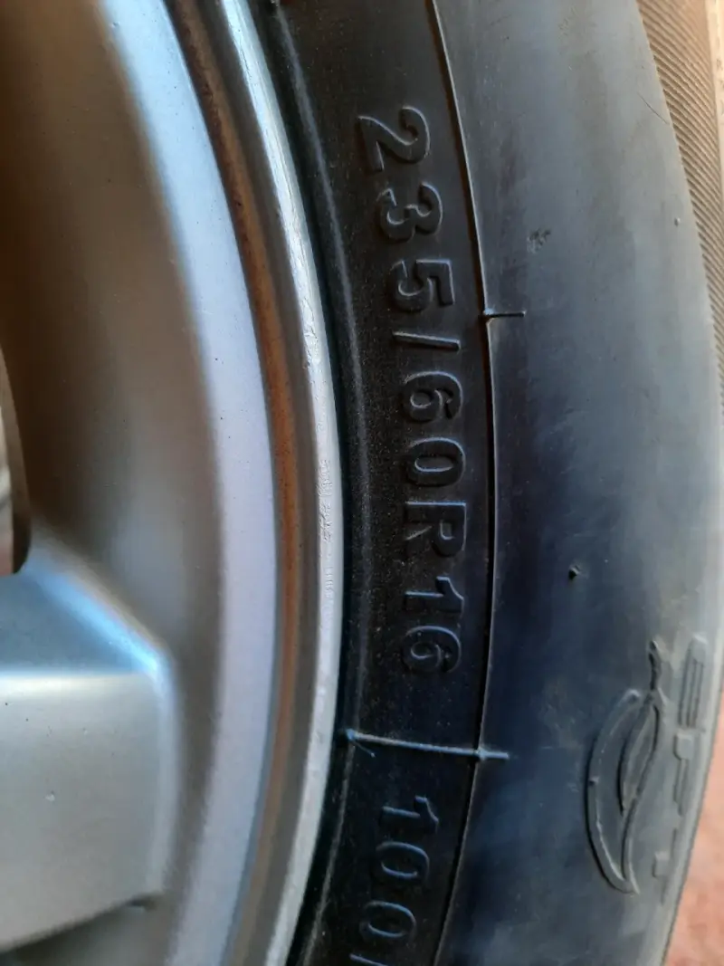 Llanta de aleación con neumático 225/60R16 Hyundai - 2