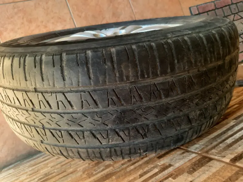 Llanta de aleación con neumático 225/60R16 Hyundai - 4