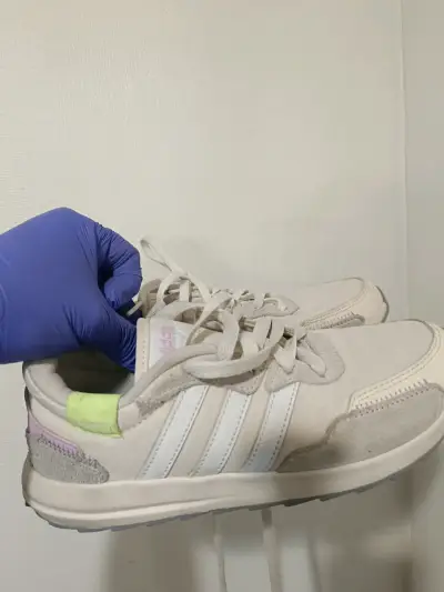 Zapatillas deportivas Adidas blancas con detalles pastel - miniatura 1