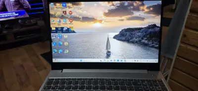 Laptop Lenovo con pantalla de 15 pulgadas - miniatura 1