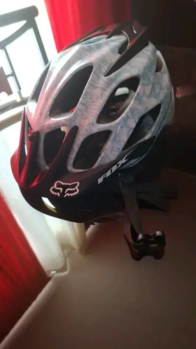 Casco de bicicleta Fox con diseño moderno - miniatura 1