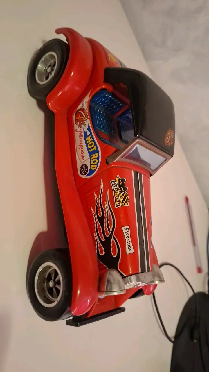 Auto de juguete Hot Rod rojo clásico
