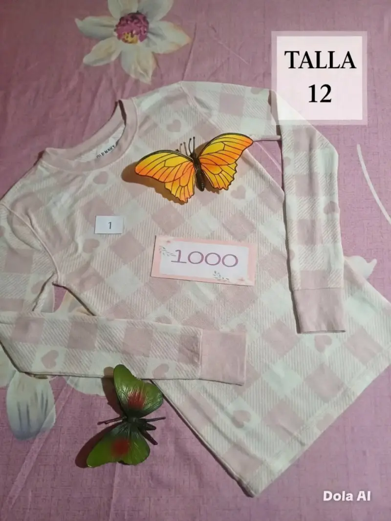 Polera de niña talla 12 con diseño de corazones