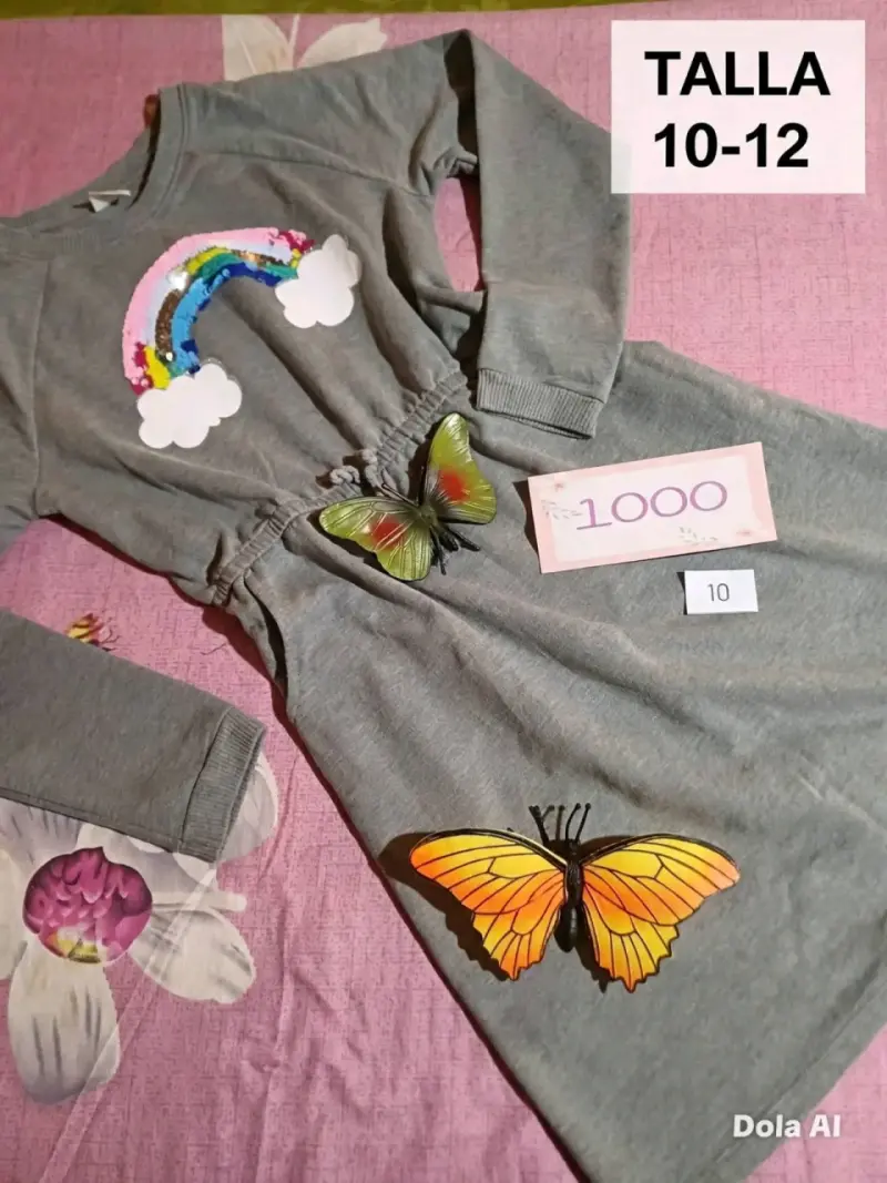 Vestido infantil gris con diseño de arcoíris