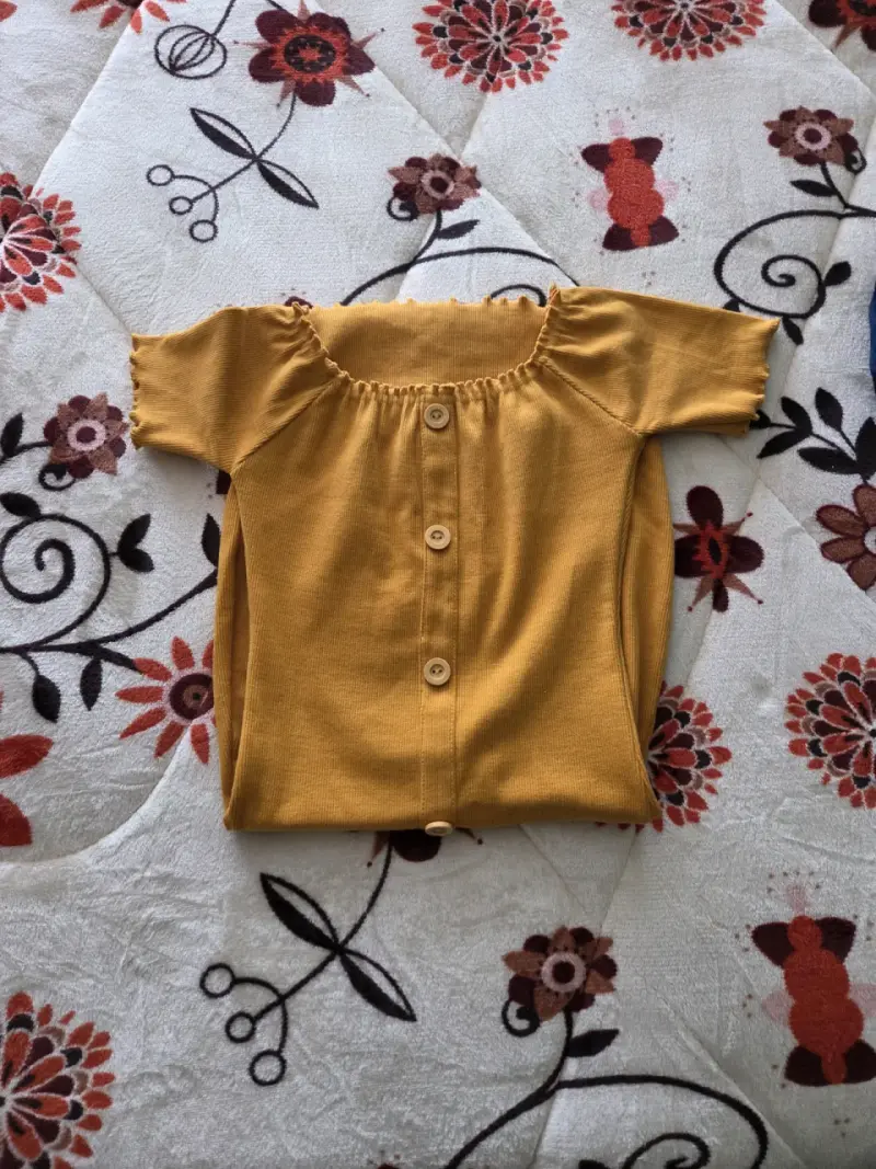 Vestido amarillo mostaza con botones para mujer - 1