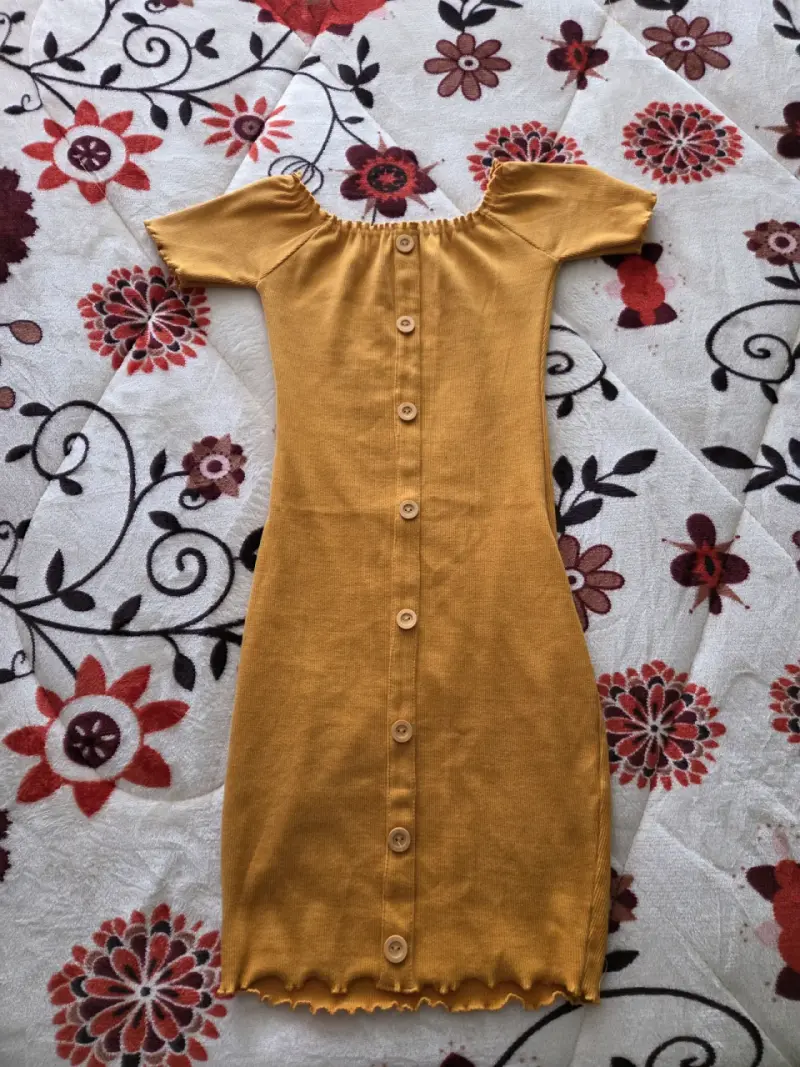 Vestido amarillo mostaza con botones para mujer - 2