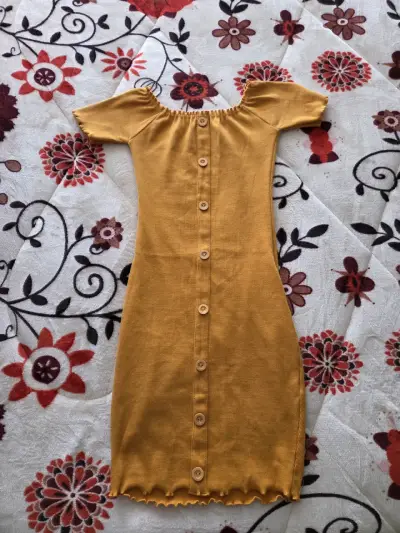 Vestido amarillo mostaza con botones para mujer - miniatura 2