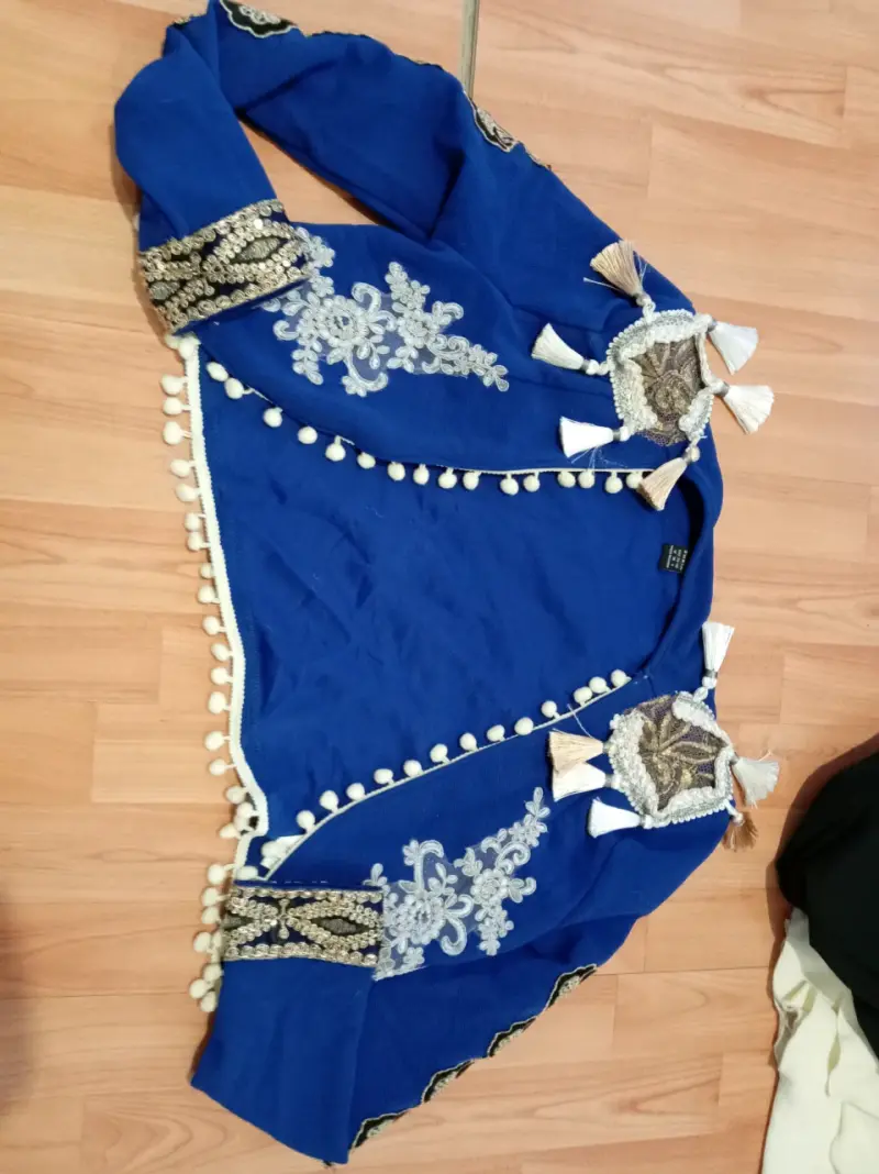 Chaqueta azul con bordados y pompones - 1