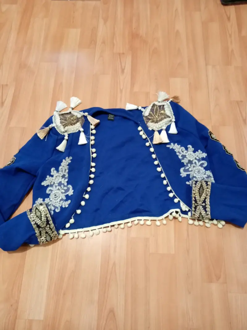Chaqueta azul con bordados y pompones - 2