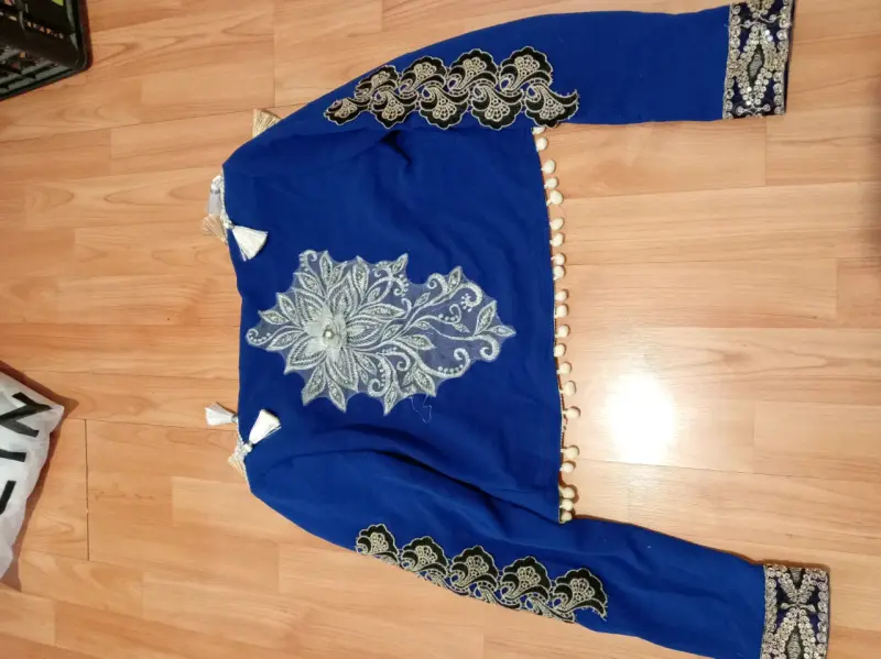 Chaqueta azul con bordados y pompones - 3