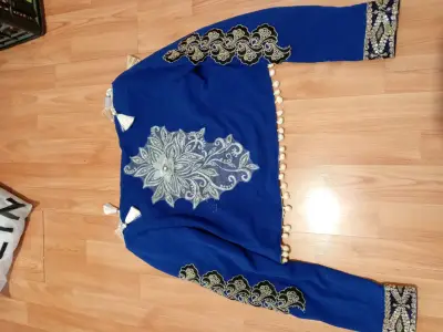 Chaqueta azul con bordados y pompones - miniatura 3