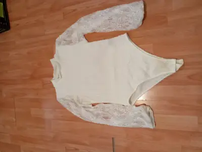 Body blanco de encaje con mangas largas - miniatura 2