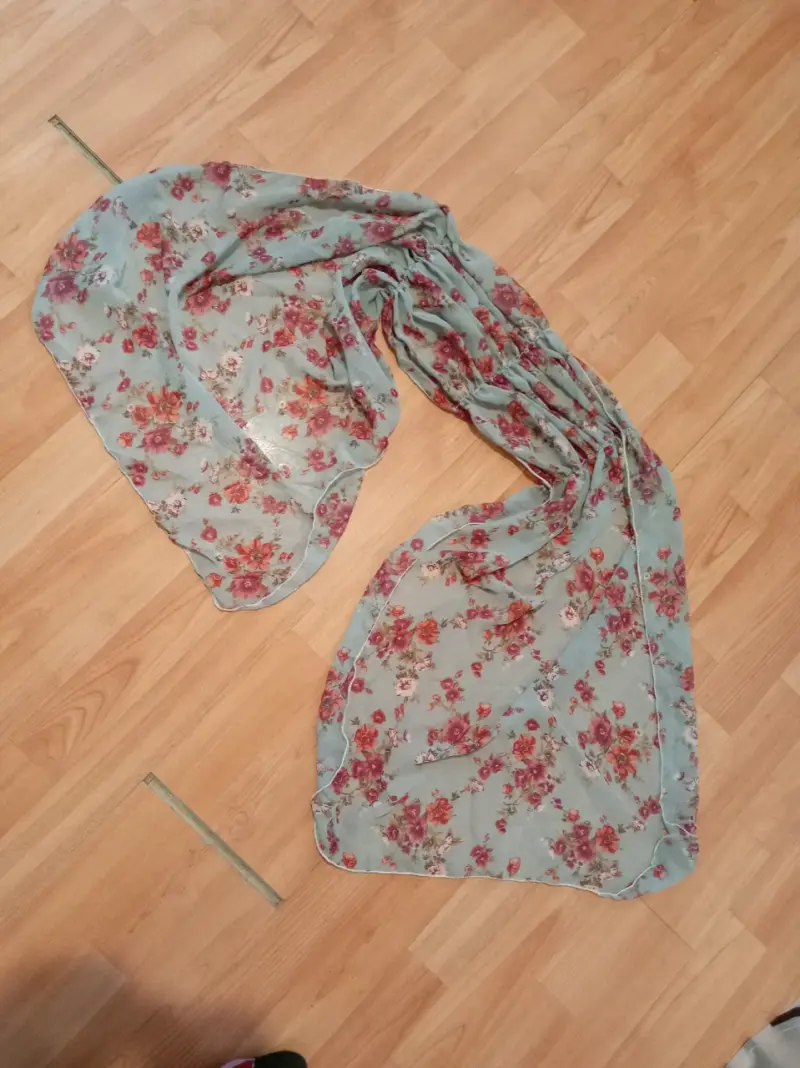 Pañuelo de gasa floral en tonos pastel