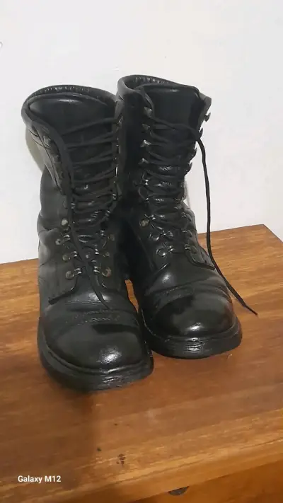 Botas militares negras de cuero - miniatura 1