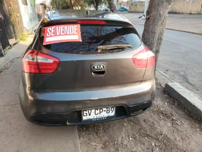 Auto Kia hatchback en buen estado - miniatura 1
