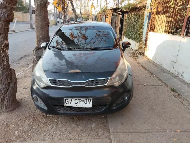 Auto Kia hatchback en buen estado - 2