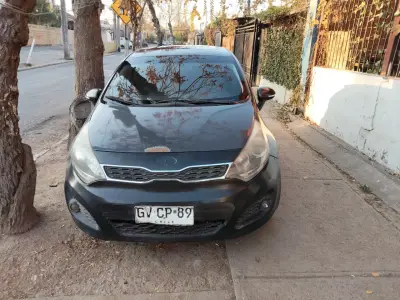 Auto Kia hatchback en buen estado - miniatura 2