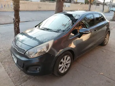 Auto Kia hatchback en buen estado - miniatura 3