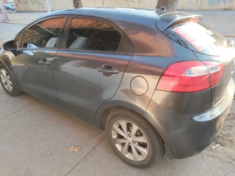 Auto Kia hatchback en buen estado - 4