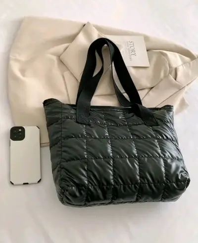 Bolso acolchado negro estilo tote - miniatura 1
