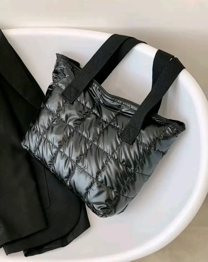 Bolso acolchado negro estilo tote - 2