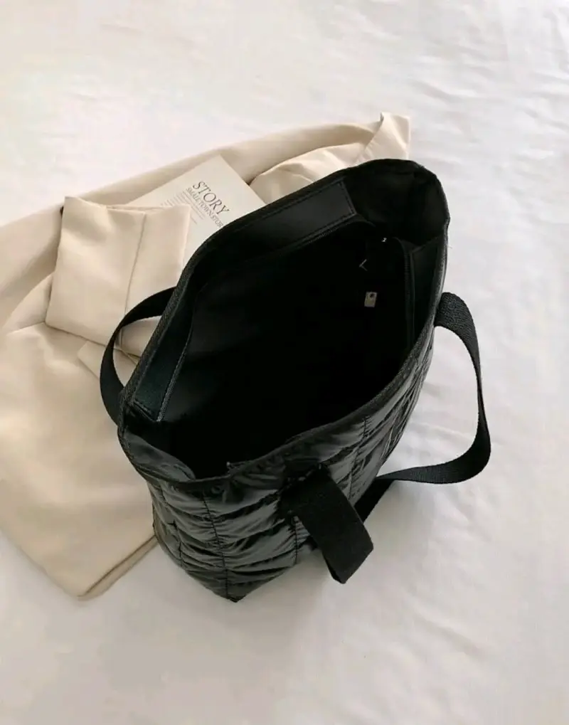 Bolso acolchado negro estilo tote - 4