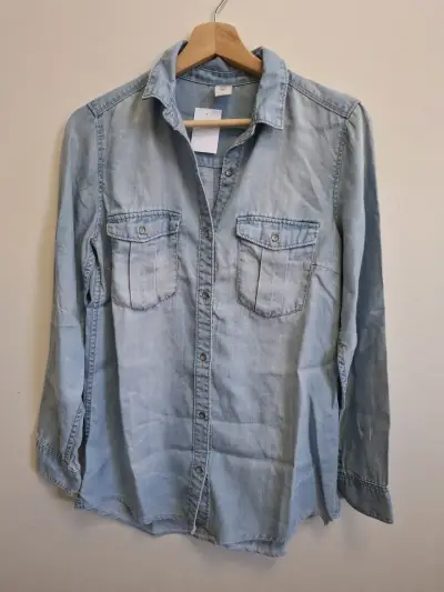 Camisa de mezclilla azul claro para mujer - miniatura 1