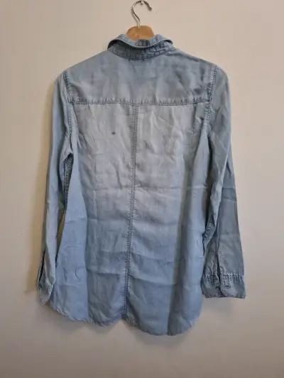 Camisa de mezclilla azul claro para mujer - miniatura 3