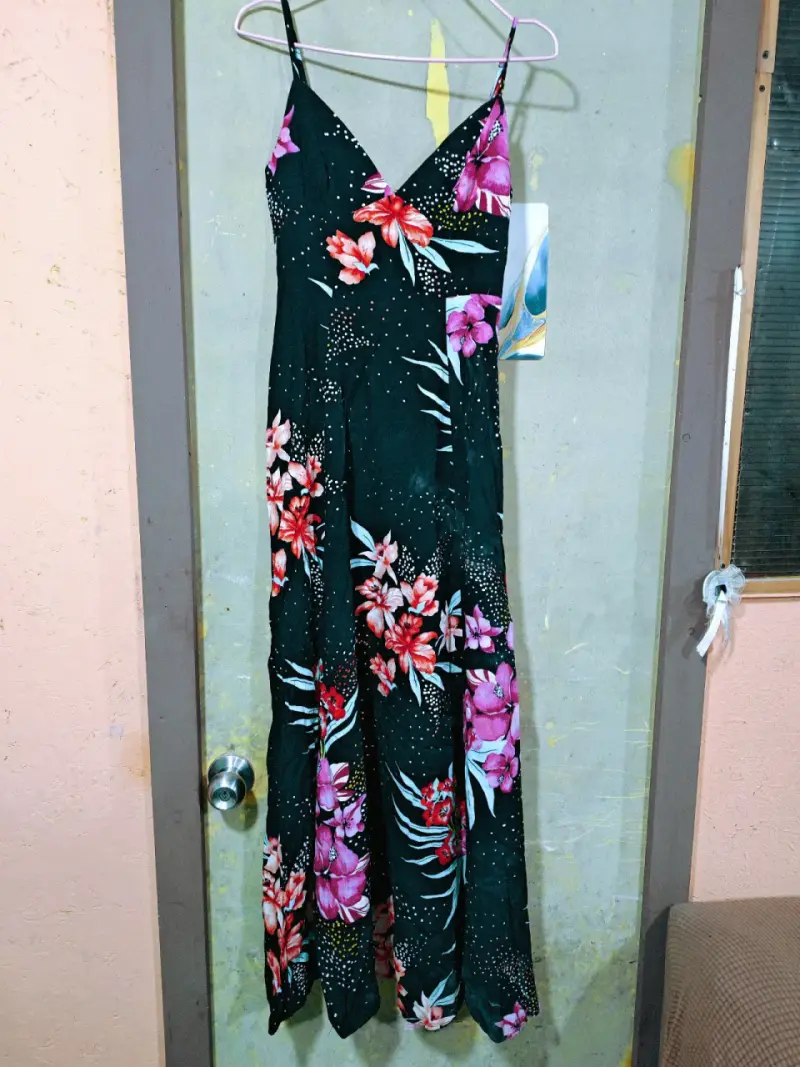 Vestido largo floral negro con tirantes
