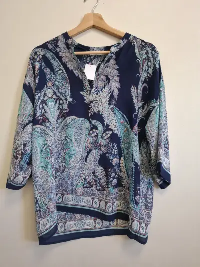 Blusa estampada de mujer en tonos azules - miniatura 2
