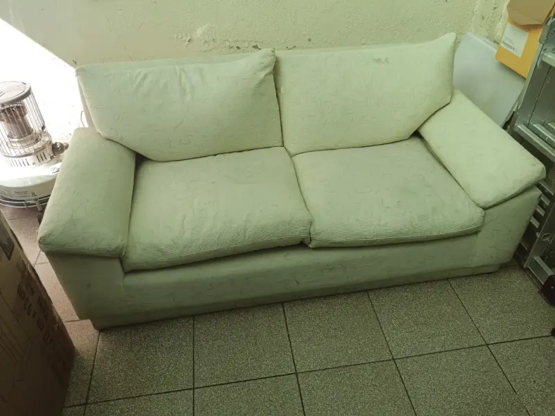 Sofá beige de dos plazas en buen estado