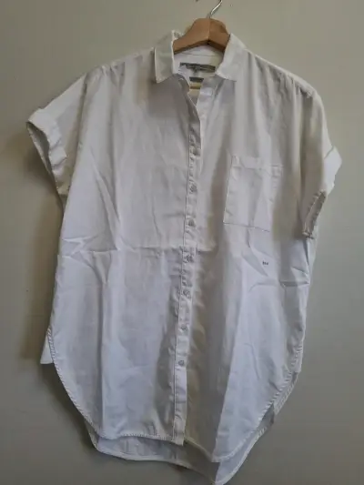 Camisa blanca de manga corta para mujer - miniatura 2
