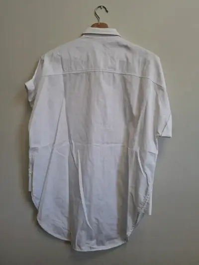 Camisa blanca de manga corta para mujer - miniatura 3