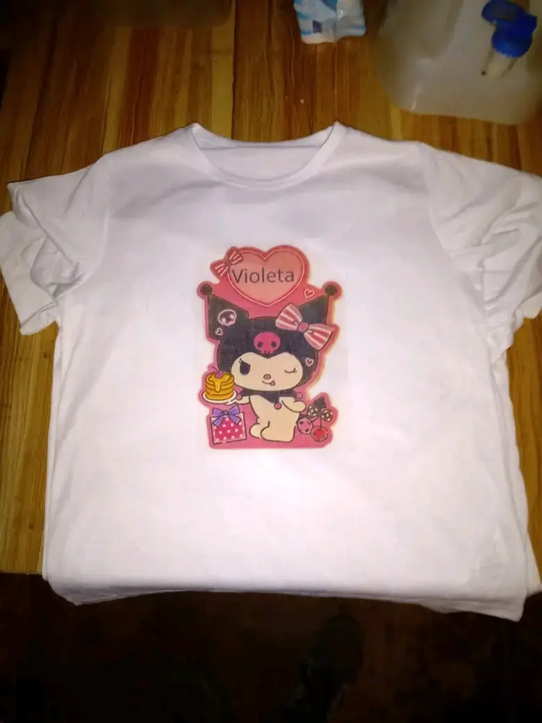 Polera blanca con diseño de personaje animado