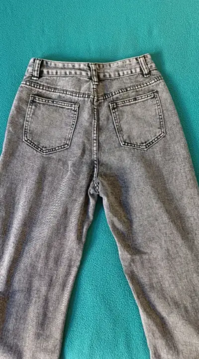 Jeans de mujer gris desgastados - miniatura 3