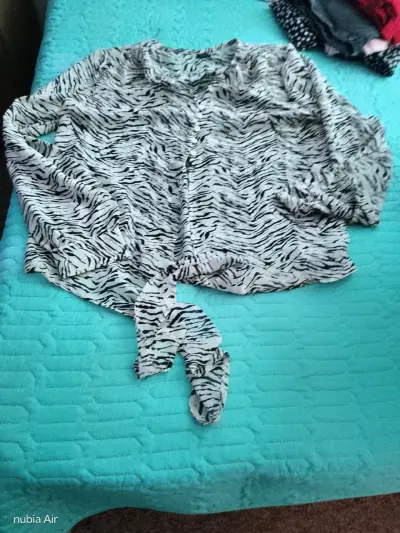 Vestido negro con lunares blancos - miniatura 3