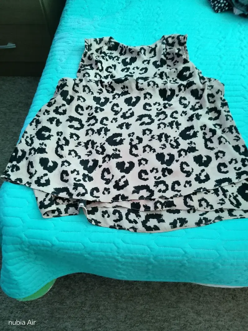 Blusa sin mangas con estampado animal print
