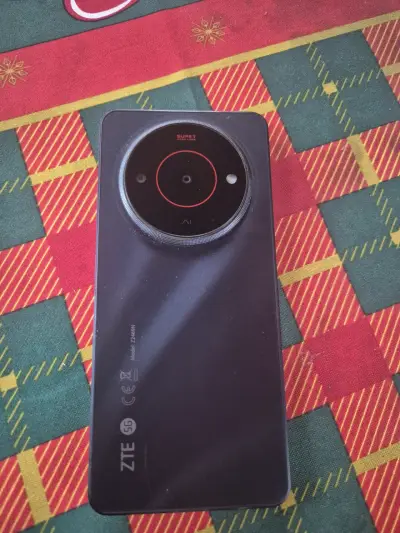 Smartphone ZTE 5G con cámara avanzada - miniatura 1