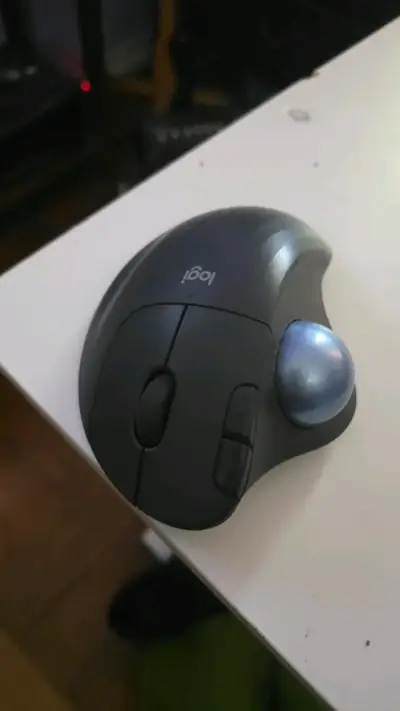 Mouse ergonómico Logitech Ergo M575 - miniatura 1