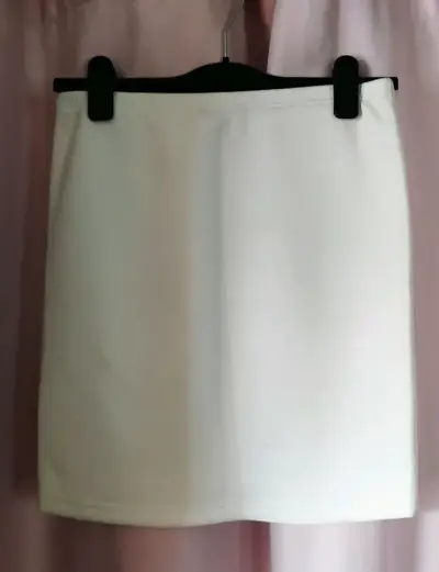 Falda corta en blanco y negro - miniatura 3