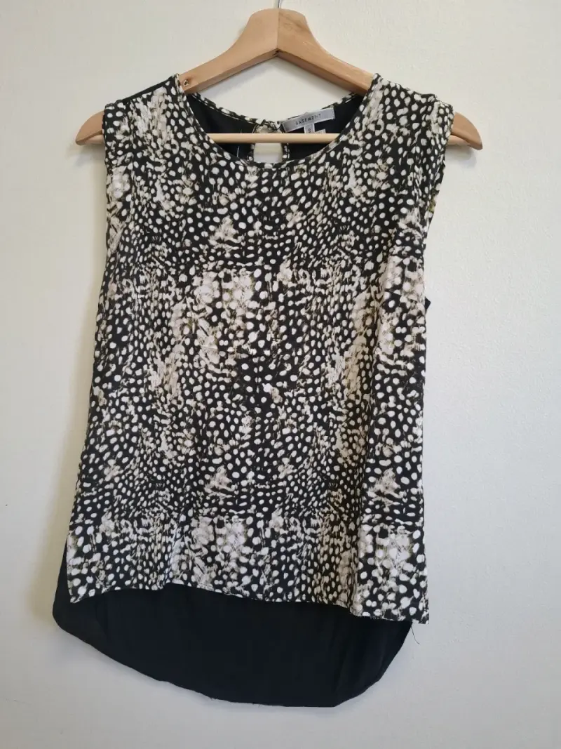 Blusa sin mangas estampada en blanco y negro - 2