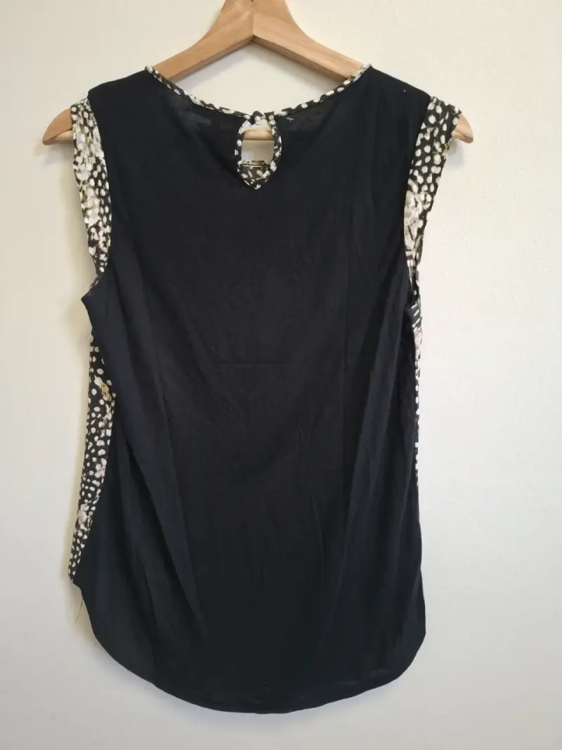 Blusa sin mangas estampada en blanco y negro - 3