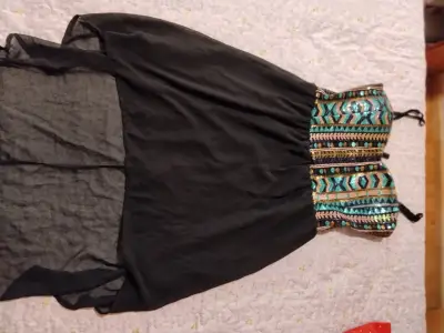 Vestido negro con lentejuelas y diseño étnico - miniatura 1