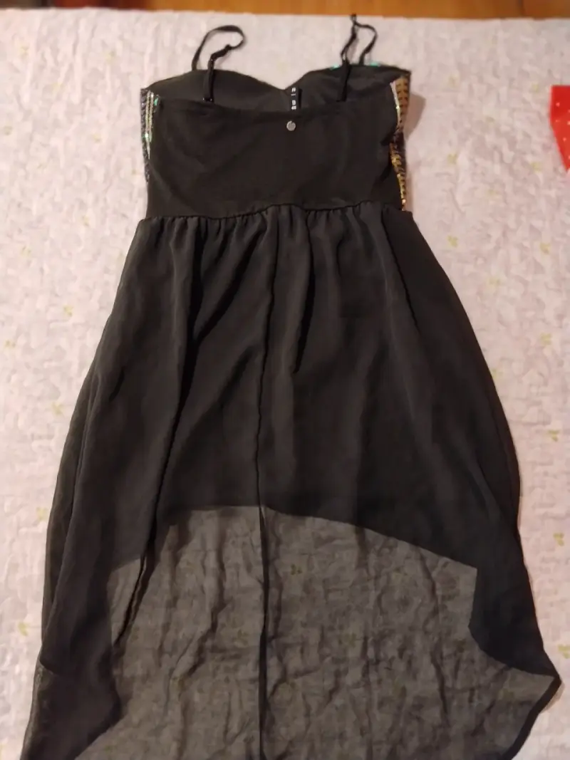 Vestido negro con lentejuelas y diseño étnico - 2