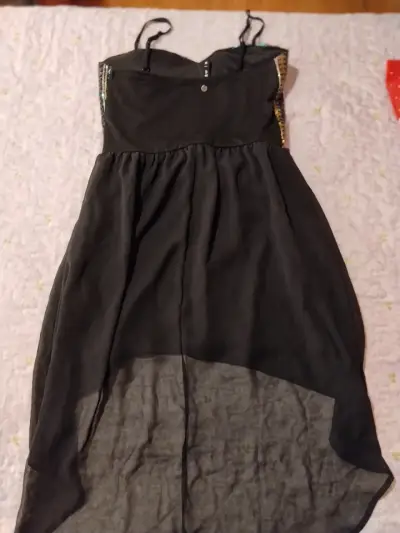 Vestido negro con lentejuelas y diseño étnico - miniatura 2